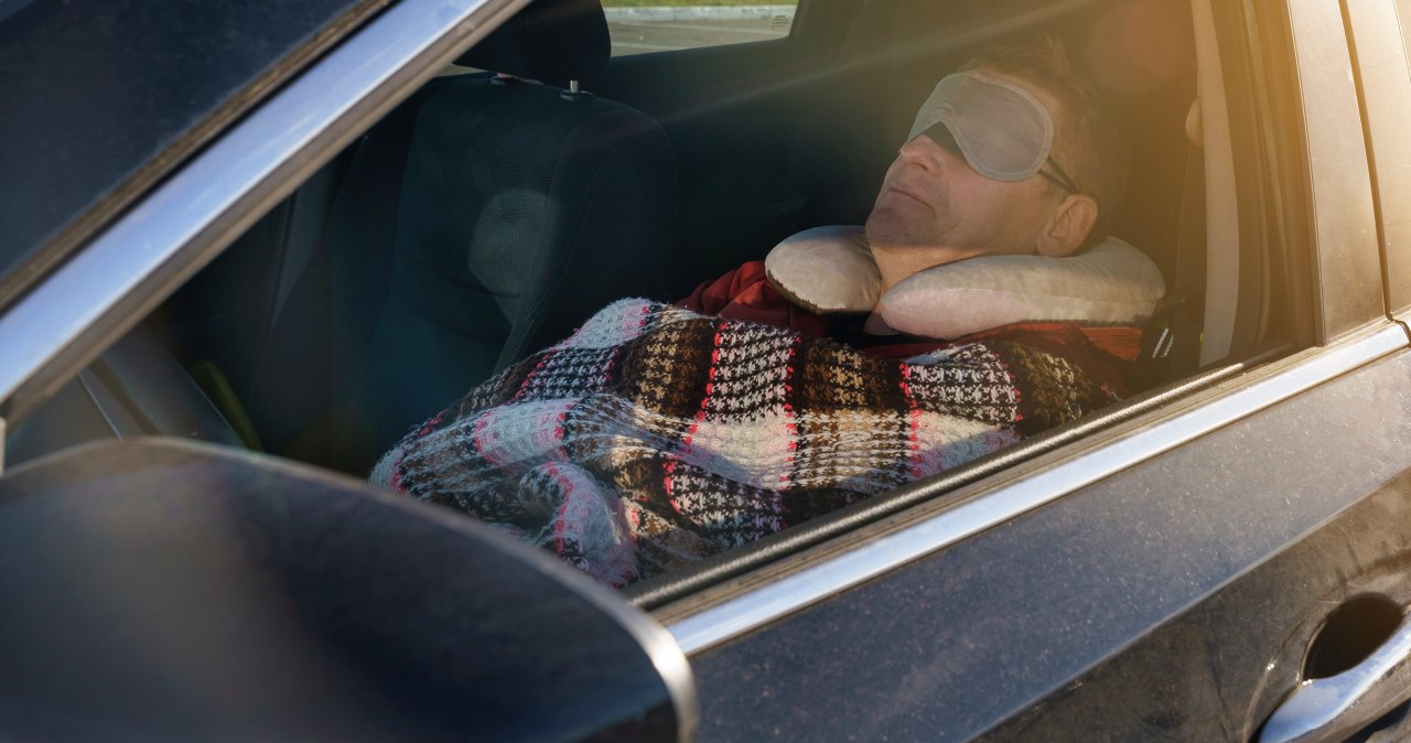 Czy wolno spać w samochodzie? Zasady, które warto znać przed podróżą