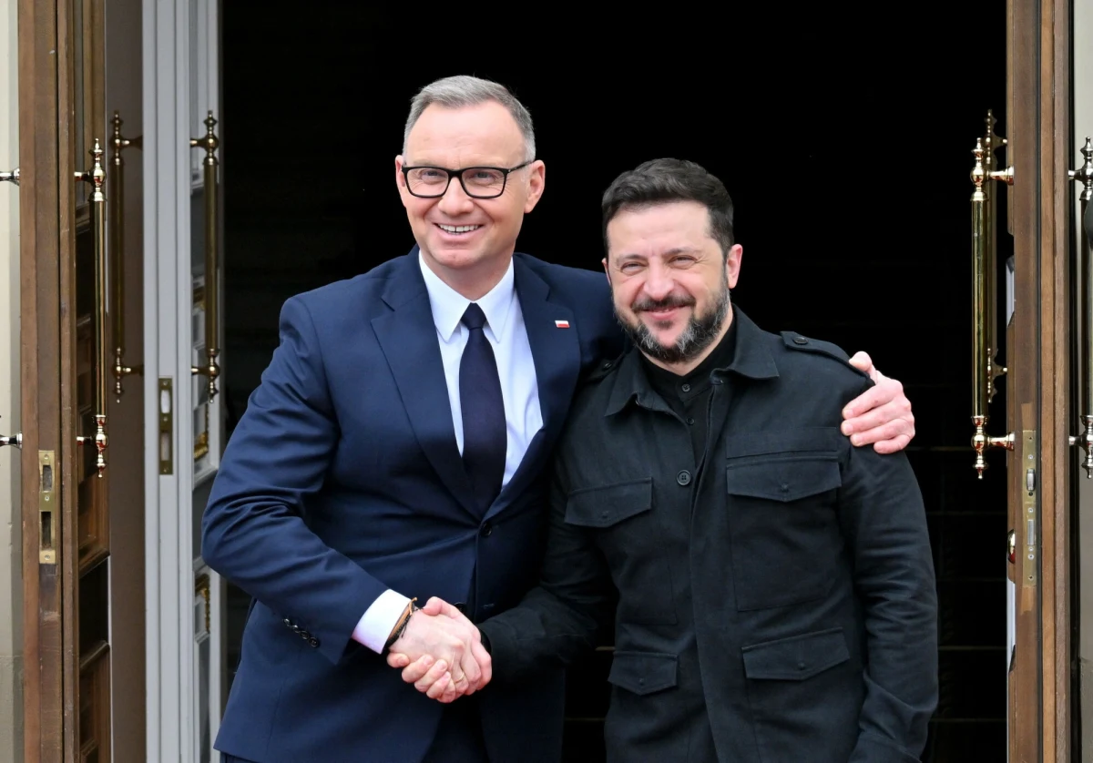 "Nie miałem nigdy wątpliwości, jako prezydent Rzeczypospolitej, że stanie przy Ukrainie reprezentowanej przez prezydenta Wołodymyra Zełenskiego jest dla bezpieczeństwa Polski bardzo ważne" - mówił prezydent Andrzej Duda podczas spotkania z Wołodymyrem Zełenskim. "Polska zawsze była z nami na wszystkich placach w Unii Europejskiej, w NATO, w dialogu z innymi partnerami" - zaznaczał prezydent Ukrainy. Duda i Zełenski rozmawiali o kwestiach bezpieczeństwa, dyplomacji i możliwych decyzjach na poziomie UE.