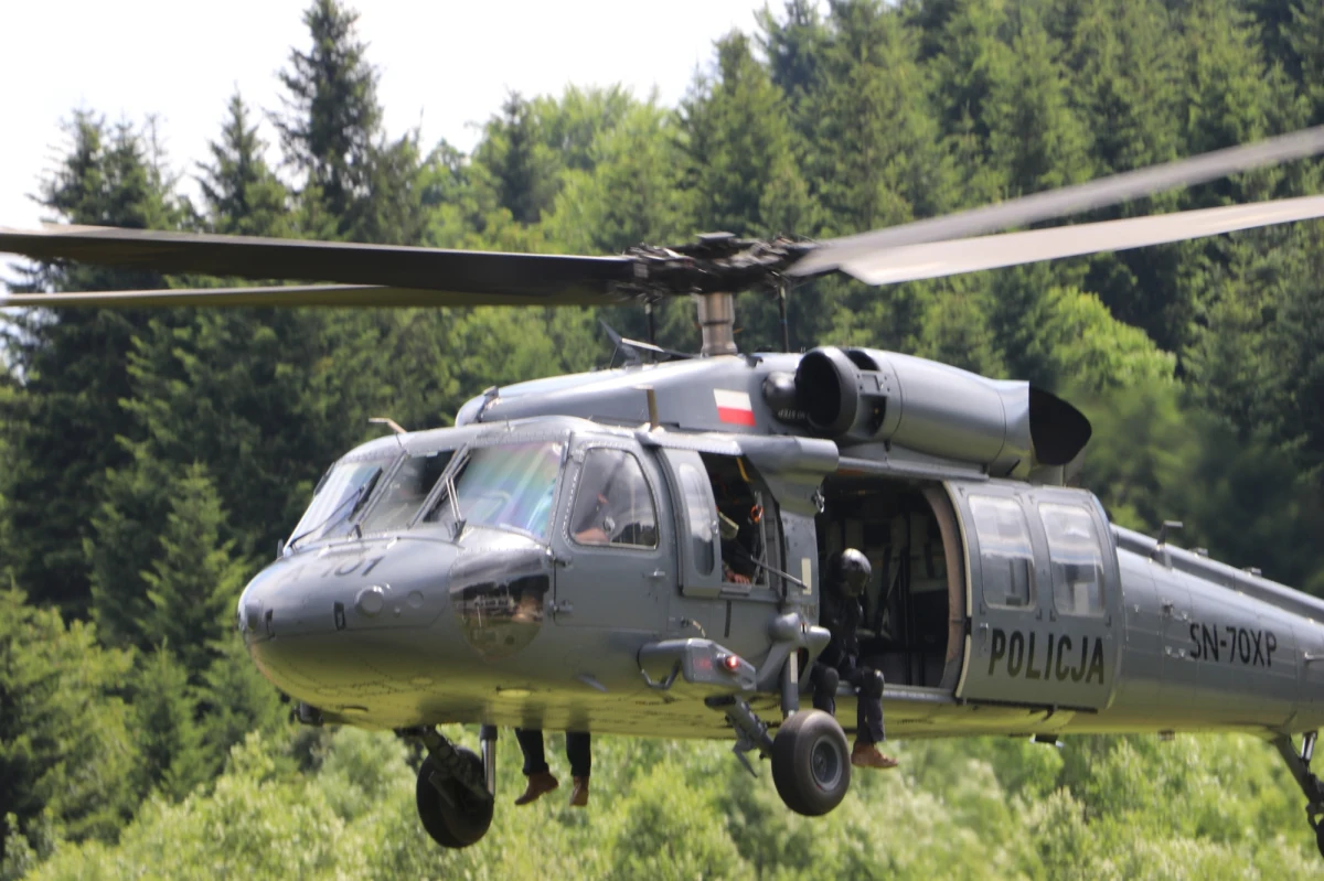 Nie nagrywaj filmików, nie rób zdjęć, zniknij z pola widzenia poszukiwanego - to rada i apel do wszystkich, którzy zauważą 57-letniego Tadeusza Dudę. Mężczyzna w piątek przed południem zastrzelił córkę i zięcia, a także postrzelił teściową. Zakrojona na szeroką skalę akcja służb nie przyniosła jeszcze oczekiwanego skutku. Niebezpieczny 57-latek - prawdopodobnie z bronią palną - wciąż przebywa na wolności. "Jeśli go zobaczycie - powiadomcie koniecznie służby" - mówił w internetowym Radiu RMF24 Artur Dubiel, ekspert z Uniwersytetu WSB Merito, portal "Na Celowniku".