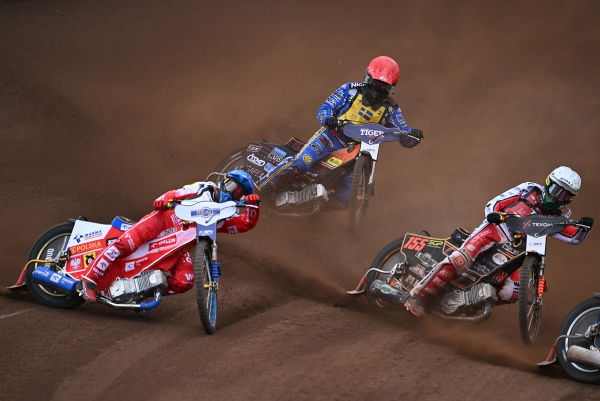 Polscy żużlowcy zostali w Gdańsku drużynowymi mistrzami Europy. Biało-Czerwoni zdobyli 50 pkt i wyprzedzili Duńczyków - 43 oraz Szwedów - 30. Ostatnia lokata przypadła Ukraińcom - 8. Zawody rozgrywane są od 2022 roku, Polacy nie zeszli z nich z najwyższego stopnia podium.