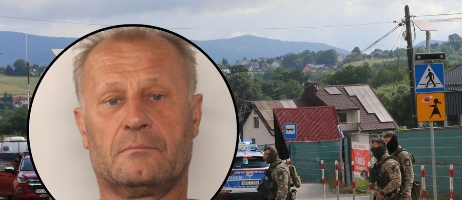 Trwa obława za Tadeuszem Dudą, podejrzewanym o zabójstwo córki i zięcia oraz usiłowanie zabójstwa teściowej. Policjanci z całego kraju przeszukują lasy, ale i domy na Limanowszczyźnie. Kontrolowane są również samochody w tym rejonie. Broń, z której 57-latek strzelał, mogła być samoróbką.
