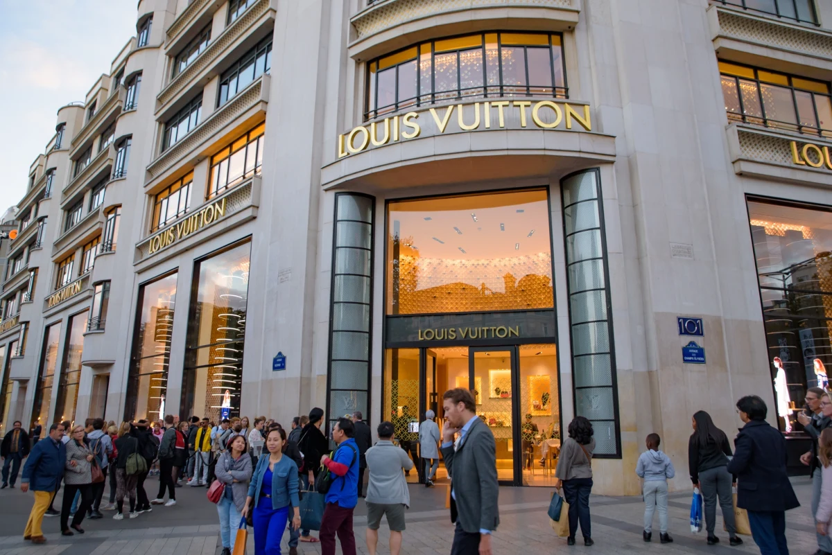 Luksusowy dom mody Louis Vuitton wytoczył proces małej portugalskiej firmie produkującej likiery. Powodem jest logo, które – zdaniem francuskiego giganta – zbyt mocno przypomina słynny znak LV. 