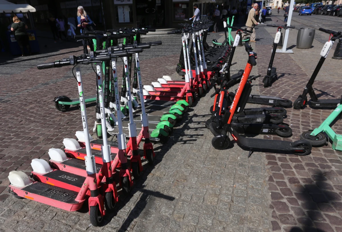 Obostrzenia dotyczące używania elektrycznych hulajnóg wprowadzają niektóre miasta. Rzecznik warszawskiego Zarządu Dróg Miejskich Maciej Dziubiński zwrócił uwagę, że nie ma takiej regulacji na poziomie krajowym i samorządy muszą to robić samodzielnie. Co dokładnie zmieni się m.in. w stolicy, w Sopocie, Wrocławiu, Łodzi, Lublinie czy Rzeszowie?