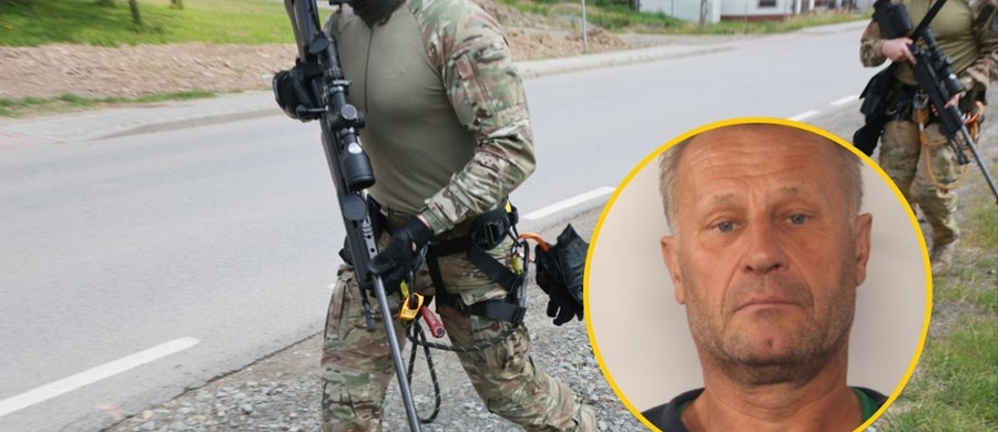 Tadeusz Duda, poszukiwany po zbrodni w Starej Wsi koło Limanowej, nadal nie został zatrzymany. Policja przekazała, że w sobotę po godz. 22 "funkcjonariusze w rejonie zabudowań zauważyli w oddali mężczyznę posturą przypominającego 57-latka". Oddał on strzał w stronę policjantów, ale nikt nie został ranny. 