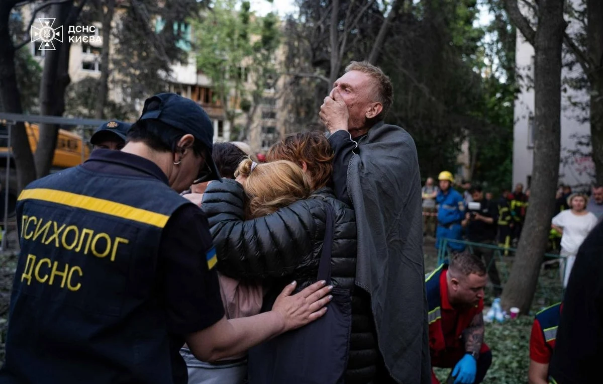 W nocy z soboty na niedzielę Rosja przeprowadziła jeden z największych zmasowanych ataków powietrznych na Ukrainę od początku wojny. W kierunku ukraińskich celów wystrzelono 477 dronów i 60 rakiet. Zginął pilot myśliwca F-16, który - według komunikatu Sił Powietrznych - zdążył zniszczyć siedem celów powietrznych, zanim jego maszyna została uszkodzona. "Zginął jak bohater" - podkreślono.
