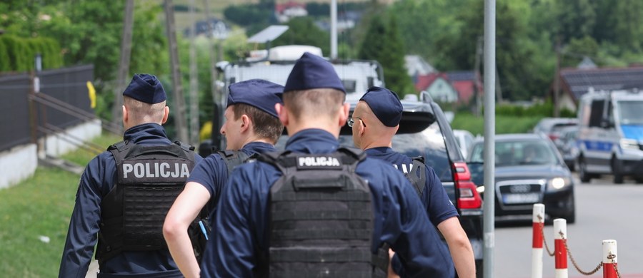 "To jest człowiek zdesperowany. Będzie robił wszystko, żeby policjanci go nie zatrzymali" - tak o Tadeuszu Dudzie, poszukiwanym po zbrodni w Starej Wsi koło Limanowej, mówił w Radiu RMF24 Marek Dyjasz - były szef biura kryminalnego Komendy Głównej Policji. "Książkowe stwierdzenie, że przestępca zawsze wraca na miejsce zbrodni, pasuje do tej sytuacji. Nie wiemy, dlaczego on się nie oddalił na tyle, żeby był anonimowy" - dodał gość Marcina Jędrycha. 