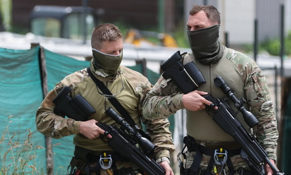 "W tym momencie nie mogę zdradzać naszych ustaleń i działań operacyjnych. Rozpatrujemy wiele wątków, jesteśmy przygotowani na wiele scenariuszy. Na miejscu jest kilkuset policjantów, którzy będą starali się na wszelką cenę ochronić życie i zdrowie mieszkańców. To bardzo trudny teren" - powiedziała w niedzielę na specjalnej konferencji podinsp. Katarzyna Cisło z Komendy Wojewódzkiej Policji w Krakowie, komentując działania służb ws. obławy na sprawcę strzelaniny w Starej Wsi. "Rozdzielamy siły. Znajomość lasów i terenu sprawcy jest bardzo dobra. Być może przemieścił się w inne okolice, więc nie możemy się koncentrować w jednym miejscu" - dodała policjantka. W działania zaangażowanych jest ponad pół tysiąca policjantów wszystkich pionów policyjnych, w tym ponad 100 kontrterrorystów.