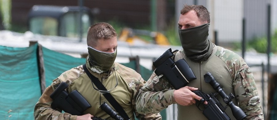"W tym momencie nie mogę zdradzać naszych ustaleń i działań operacyjnych. Rozpatrujemy wiele wątków, jesteśmy przygotowani na wiele scenariuszy. Na miejscu jest kilkuset policjantów, którzy będą starali się na wszelką cenę ochronić życie i zdrowie mieszkańców. To bardzo trudny teren" - powiedziała w niedzielę na specjalnej konferencji podinsp. Katarzyna Cisło z Komendy Wojewódzkiej Policji w Krakowie, komentując działania służb ws. obławy na sprawcę strzelaniny w Starej Wsi. "Rozdzielamy siły. Znajomość lasów i terenu sprawcy jest bardzo dobra. Być może przemieścił się w inne okolice, więc nie możemy się koncentrować w jednym miejscu" - dodała policjantka. W działania zaangażowanych jest ponad pół tysiąca policjantów wszystkich pionów policyjnych, w tym ponad 100 kontrterrorystów.
