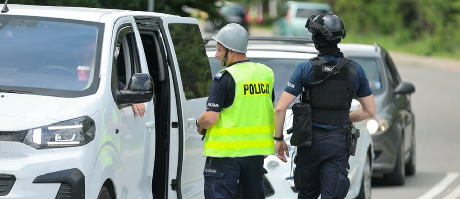 Małopolska policja zaapelowała o nieutrudnianie i niezbliżanie się do miejsca działań policjantów w Starej Wsi (woj. małopolskie). "Zaobserwowaliśmy grupy, głównie młodych osób, które próbują wejść na teren działań policjantów. Takie zachowanie jest niebezpieczne oraz utrudnia pracę funkcjonariuszy" – piszą funkcjonariusze.