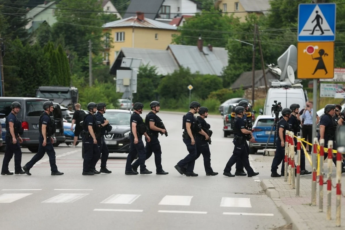 "Ten mężczyzna jeszcze nie został zatrzymany. Wiemy, że jest uzbrojony i niebezpieczny" – przekazała w niedzielę rzeczniczka Komendanta Głównego Policji insp. Katarzyna Nowak. Funkcjonariuszka poinformowała także, że 57-latek zna się na broni i ma ją już od jakiegoś czasu. Jednocześnie zaapelowała do mieszkańców o ostrożność. 