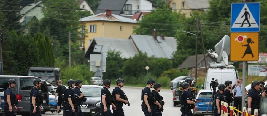 "Ten mężczyzna jeszcze nie został zatrzymany. Wiemy, że jest uzbrojony i niebezpieczny" – przekazała w niedzielę rzeczniczka Komendanta Głównego Policji insp. Katarzyna Nowak. Funkcjonariuszka poinformowała także, że 57-latek zna się na broni i ma ją już od jakiegoś czasu. Jednocześnie zaapelowała do mieszkańców o ostrożność. 