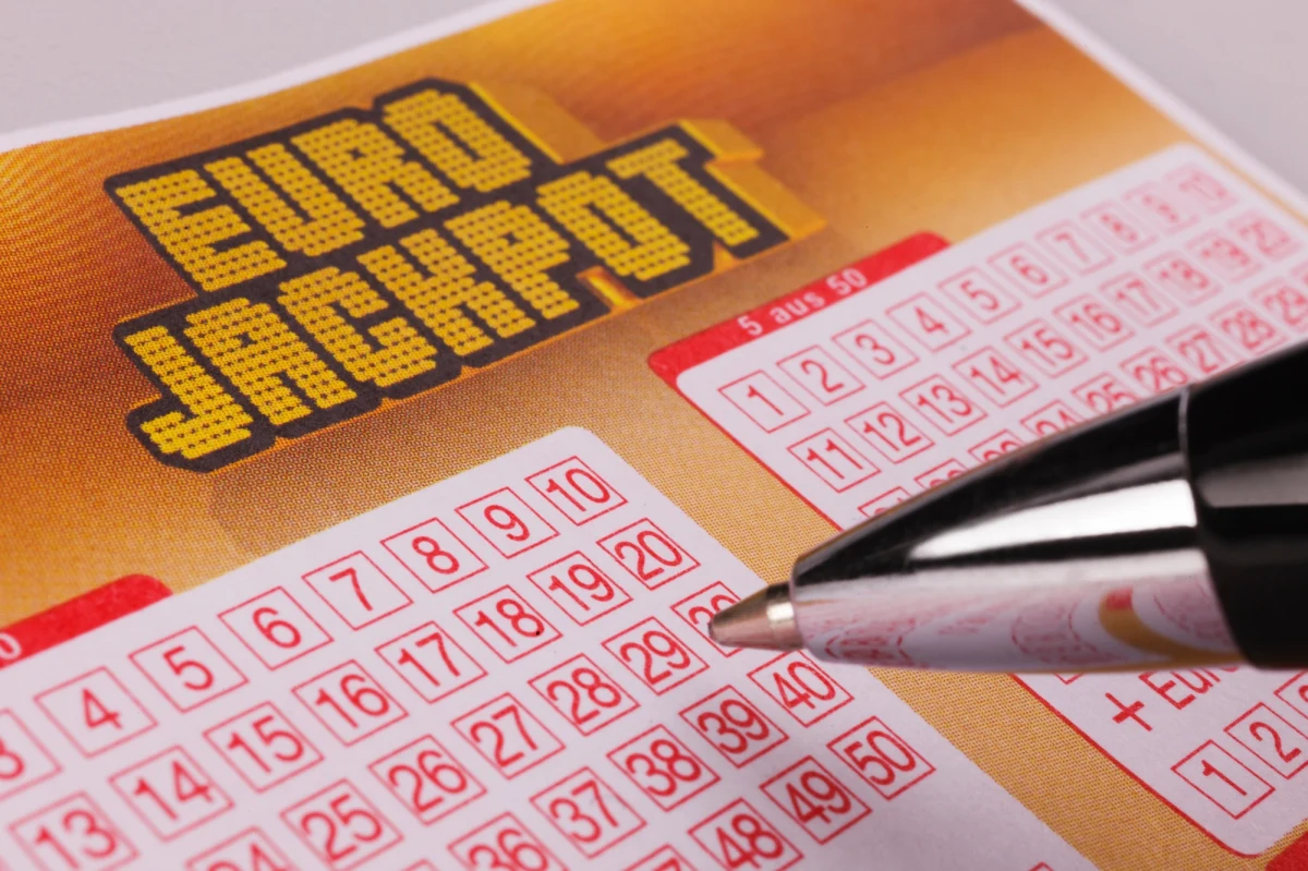 Norweska państwowa firma hazardowa Norsk Tipping rozesłała powiadomienia do zwycięzców Eurojackpotu, informując ich o wygranych sięgających nawet miliony koron. Radość i plany na przyszłość szybko jednak przerodziły się w rozczarowanie – wszystko przez fatalny błąd w przeliczeniu walut.