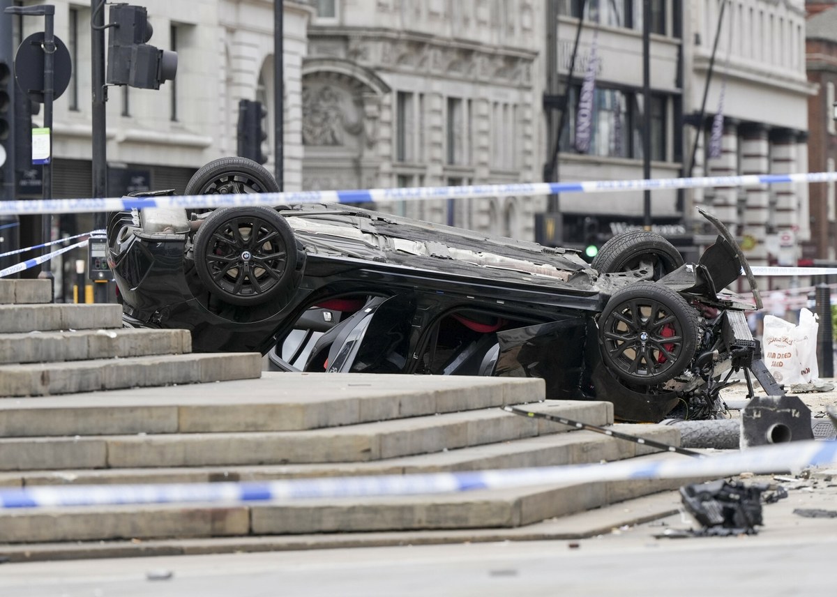 Bmw dachowało przy słynnej fontannie. Jedna osoba w stanie krytycznym