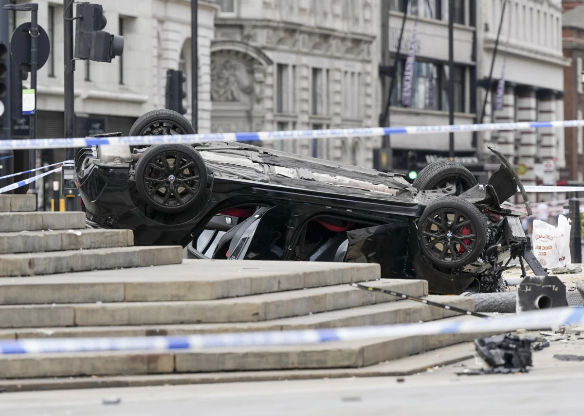 Wczesnym rankiem w niedzielę, w samym sercu Londynu, doszło do poważnego wypadku samochodowego. Czarne bmw, którym podróżowało dwóch młodych mężczyzn, dachowało w okolicach słynnej fontanny Shaftesbury Memorial przy Piccadilly Circus. Jeden z pasażerów, 22-letni mężczyzna, znajduje się w stanie krytycznym.