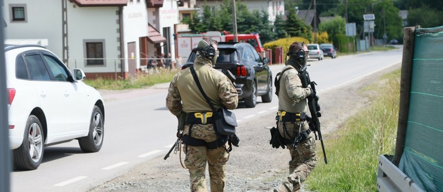 W związku z trwającą od piątku obławą na 57-letniego mężczyznę podejrzanego o zabójstwo córki i zięcia w Starej Wsi, wojewoda małopolski wprowadził czasowy zakaz noszenia oraz używania broni i środków pirotechnicznych na terenie gminy Limanowa. Z kolei jak poinformował szef MON, do akcji zostanie skierowany dron Bayraktar.