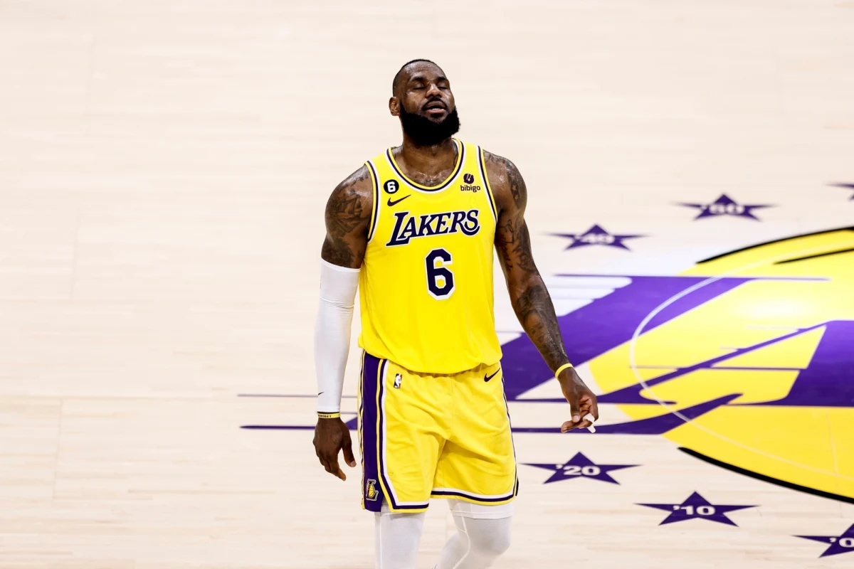 LeBron James zagra kolejny sezon w barwach Los Angeles Lakers. Poinformował o tym agent koszykarza Rich Paul. 40-letni James zarobi za swój rekordowy, 23. sezon w NBA 52,6 mln dolarów.