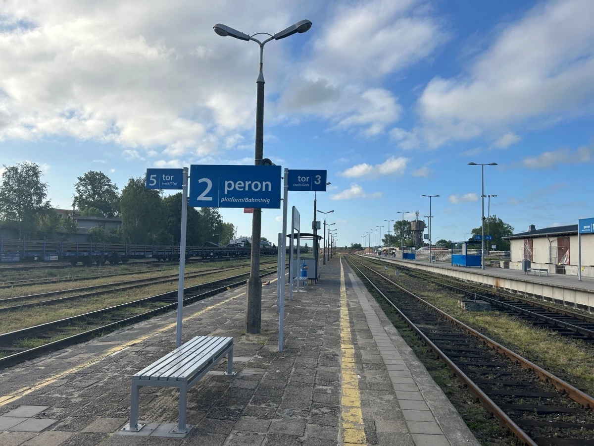 Duże zmiany na kolei na Kaszubach. Linia Kościerzyna-Gdynia została w poniedziałek zamknięta na czas modernizacji. Prace mają potrwać do końca 2027 r. Oznacza to spore utrudnienia dla mieszkańców regionu, którzy codziennie dojeżdżają do Trójmiasta.