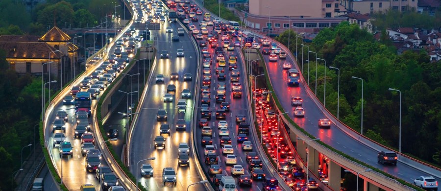 Polskie miasta coraz bardziej duszą się w korkach, a kierowcy spędzają rekordowe ilości czasu za kierownicą. Najnowsze raporty TomTom Traffic Index 2025 i INRIX Global Traffic Scorecard 2024 ujawniają niepokojące trendy wzrostu zatłoczenia w większości polskich metropolii. Badania bazujące na danych z ponad 600 milionów samochodowych systemów nawigacyjnych pokazują pełen obraz miejskiej komunikacji w Polsce. Kierowcy tracą dziesiątki godzin rocznie, stojąc w korkach, co przekłada się nie tylko na zmarnowany czas, ale również na zwiększone koszty eksploatacji pojazdów, w tym wyższe wydatki na paliwo oraz większe ryzyko kolizji.
