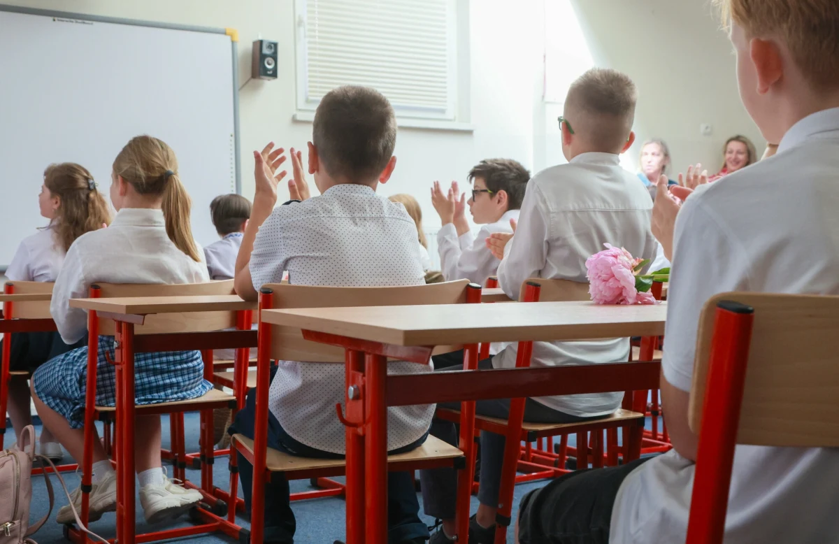 Czy w nowym roku szkolnym 2025/2026 lekcje w szkole będą krótsze? Co z powrotem obowiązkowych prac domowych? To pytania do minister edukacji Barbary Nowackiej, które padły w poniedziałek w Porannej rozmowie w RMF FM. "Lekcje 45-minutowe są optymalne" - powiedziała, zapowiadając, co z kolei na pewno się zmieni. Do szkół wchodzi edukacja obywatelska, edukacja zdrowotna oraz nowa podstawa programowa z WF-u. Czy religia będzie na pierwszej lub ostatniej lekcji? Czy nauczyciele mogą liczyć na kolejne podwyżki? Co z pracami domowymi? Czy znów będą obowiązkowe? Na te pytania padły konkretne odpowiedzi. 