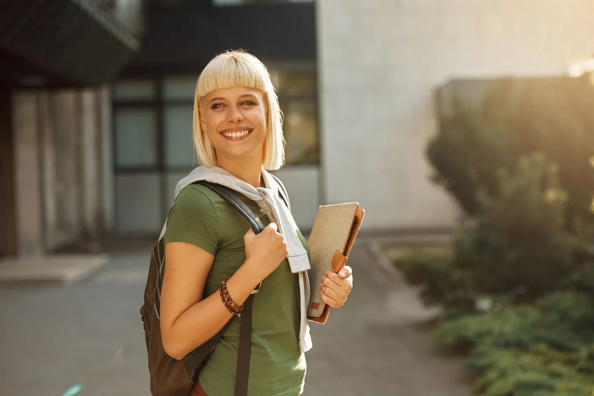 Powrót na ścieżkę edukacji po długiej przerwie wymaga ogromnej odwagi i determinacji. Często towarzyszy temu strach przed porażką i wątpliwości, czy uda się pogodzić naukę z codziennymi obowiązkami. Doświadczenia wielu osób pokazują jednak, że to jedna z najlepszych decyzji życiowych, otwierająca drzwi do nowych możliwości zawodowych i osobistych. Edukacja w dojrzałym wieku to nie tylko szansa na zdobycie nowych kwalifikacji, ale również potężny impuls do rozwoju osobistego i budowania pewności siebie.