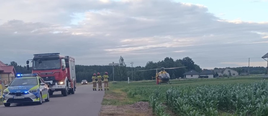 15- i 16-latek śmigłowcem Lotniczego Pogotowia Ratunkowego zostali przetransportowani do szpitala po tym, jak jadąc na jednej hulajnodze elektrycznej, przewrócili się na środku jezdni i zostali poważnie ranni. Do wypadku, o którym służby poinformowały w poniedziałek, doszło w miejscowości Sobiska w Lubelskiem. 