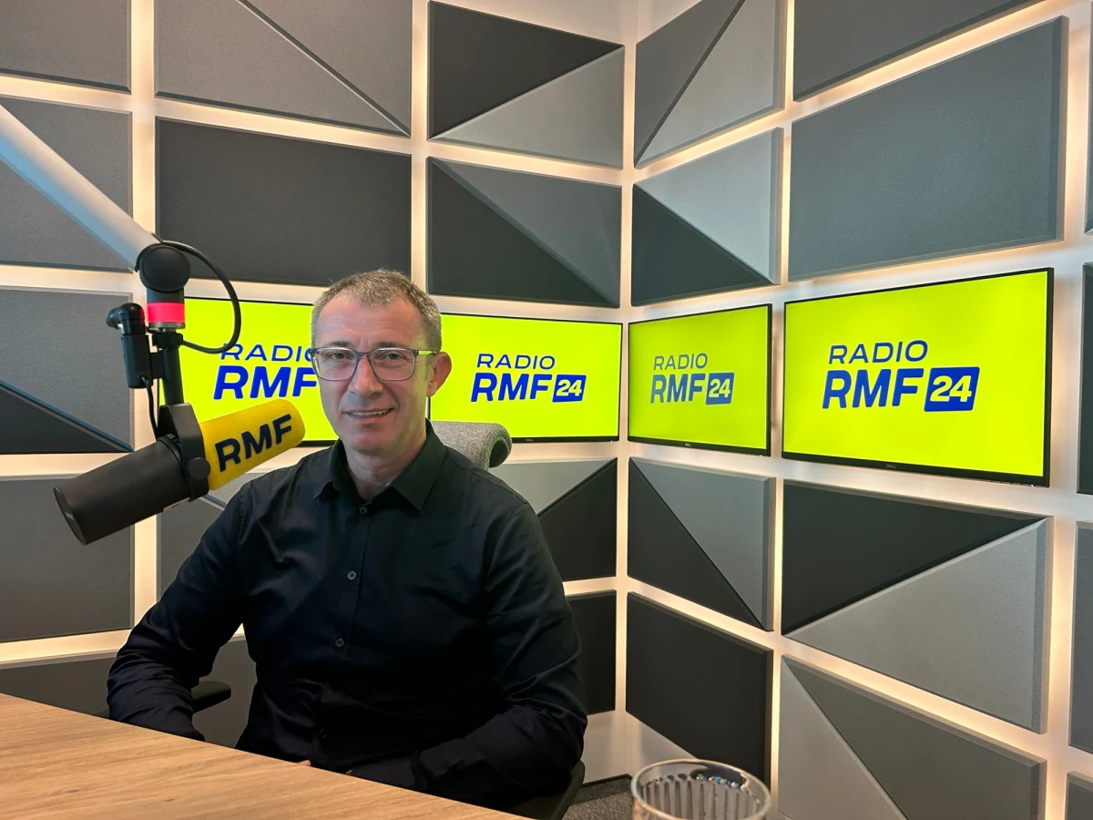 "Wiemy z badań, że kontakt z naturą jest czymś niezwykle cennym. Wiemy, że kolor zielony i kolor błękitno-niebieski to są te kolory, które pozwalają się zrelaksować, naładować wszystkie nasze zasoby intelektualne" – mówił na początku rozmowy w Wykładzie otwartym prof. Wojciech Glac, neurobiolog i popularyzator nauki z Uniwersytetu Gdańskiego. Tematem wykładu było pytanie: Czy da się zresetować mózg? Naukowiec zdradził, jak rozpoznać, że cierpimy z powodu przeciążenia oraz dlaczego czas urlopu jest dobry dla psychicznego dobrostanu.