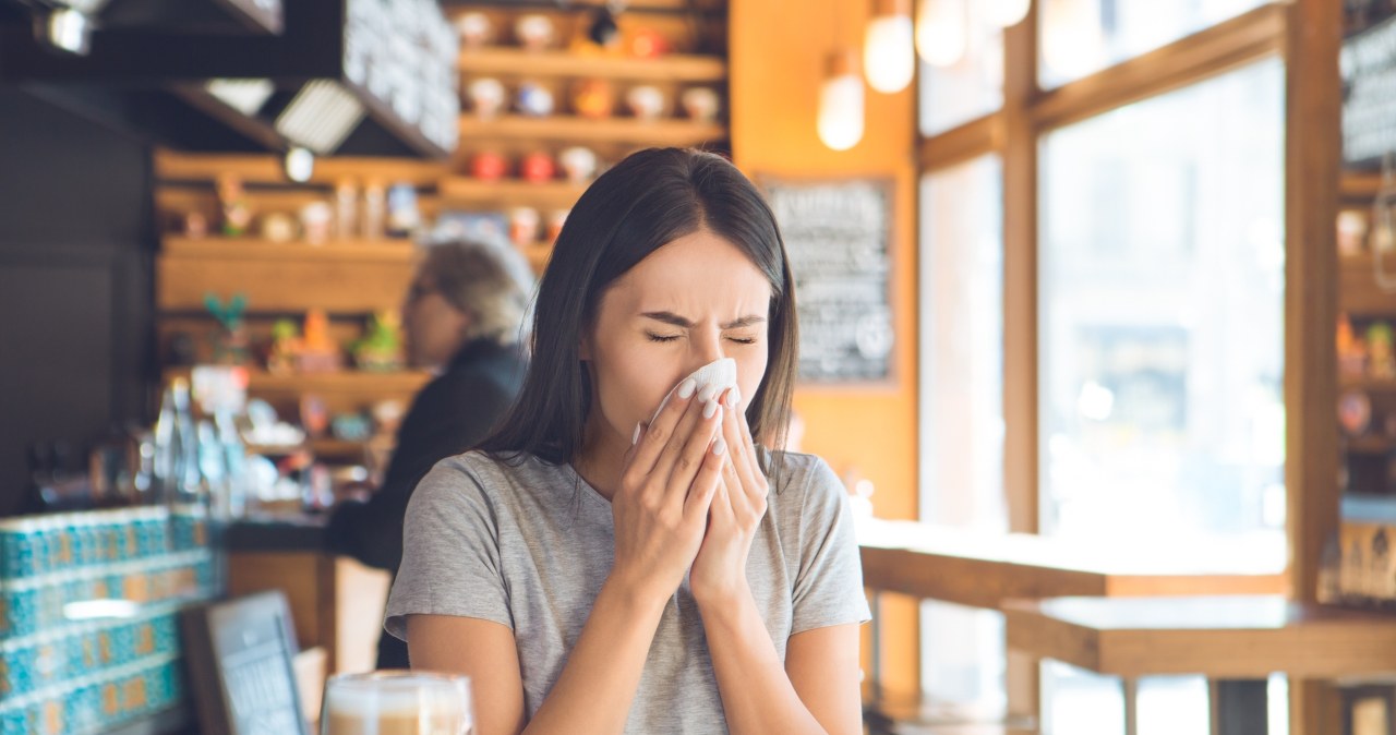Niepokojący objaw zauważysz przy jedzeniu. Często mylony z przeziębieniem