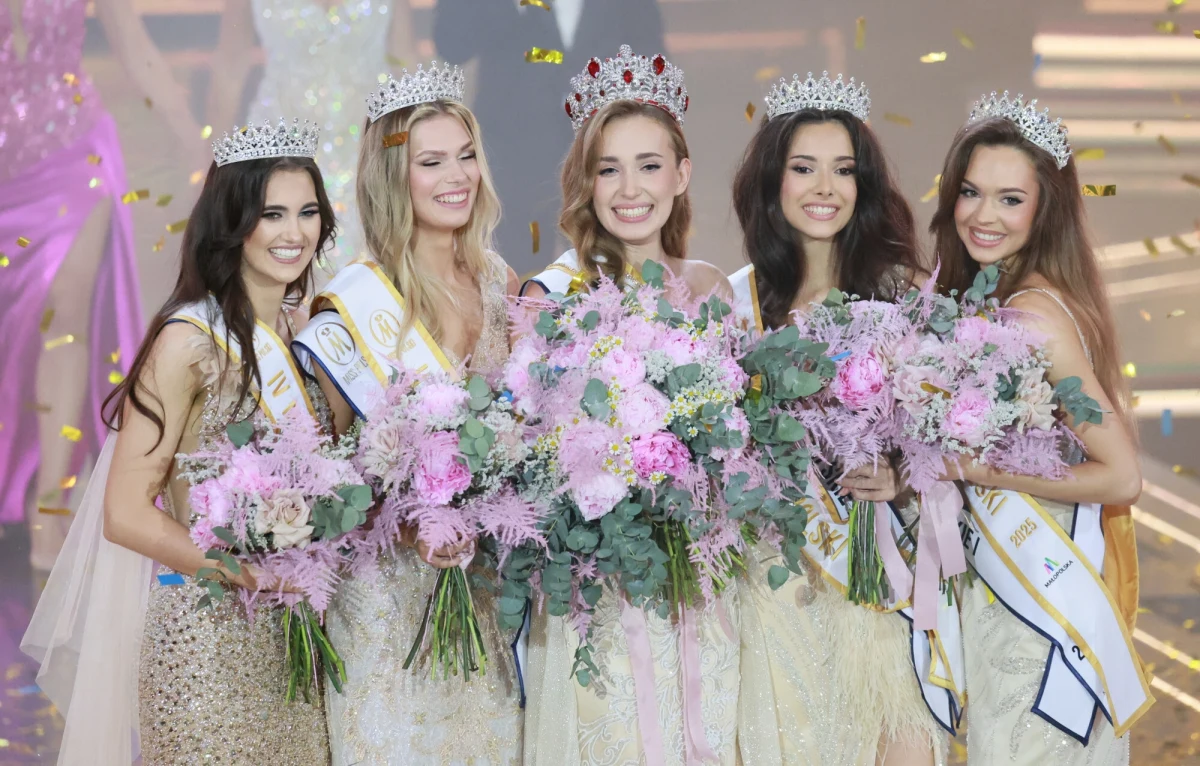 Za nami emocjonujący finał wyborów Miss Polski 2025. Koronę najpiękniejszej Polki zdobyła 20-letnia Oliwia Mikulska z Żar. Kim jest młoda laureatka prestiżowego tytułu i jakie ma plany na przyszłość? Poznajcie nową Miss, która zachwyciła jury i podbiła serca publiczności w całym kraju.