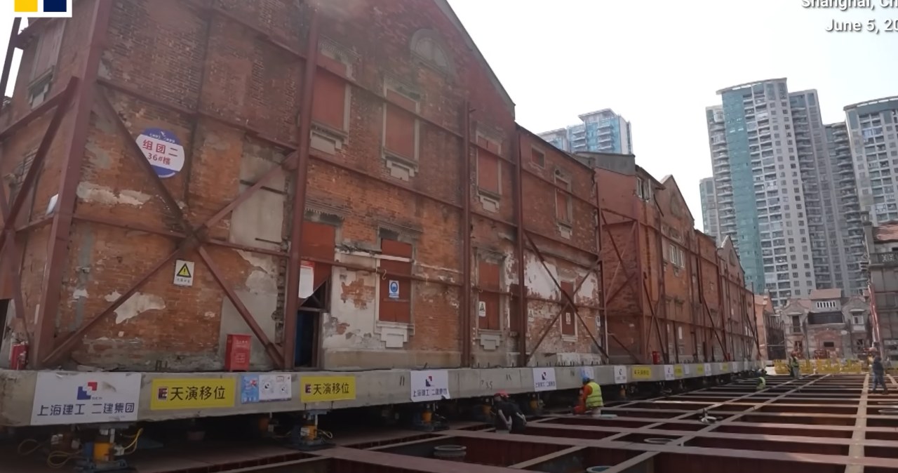 Chiny tymczasowo przenoszą cały fragment dzielnicy... w jednym kawałku