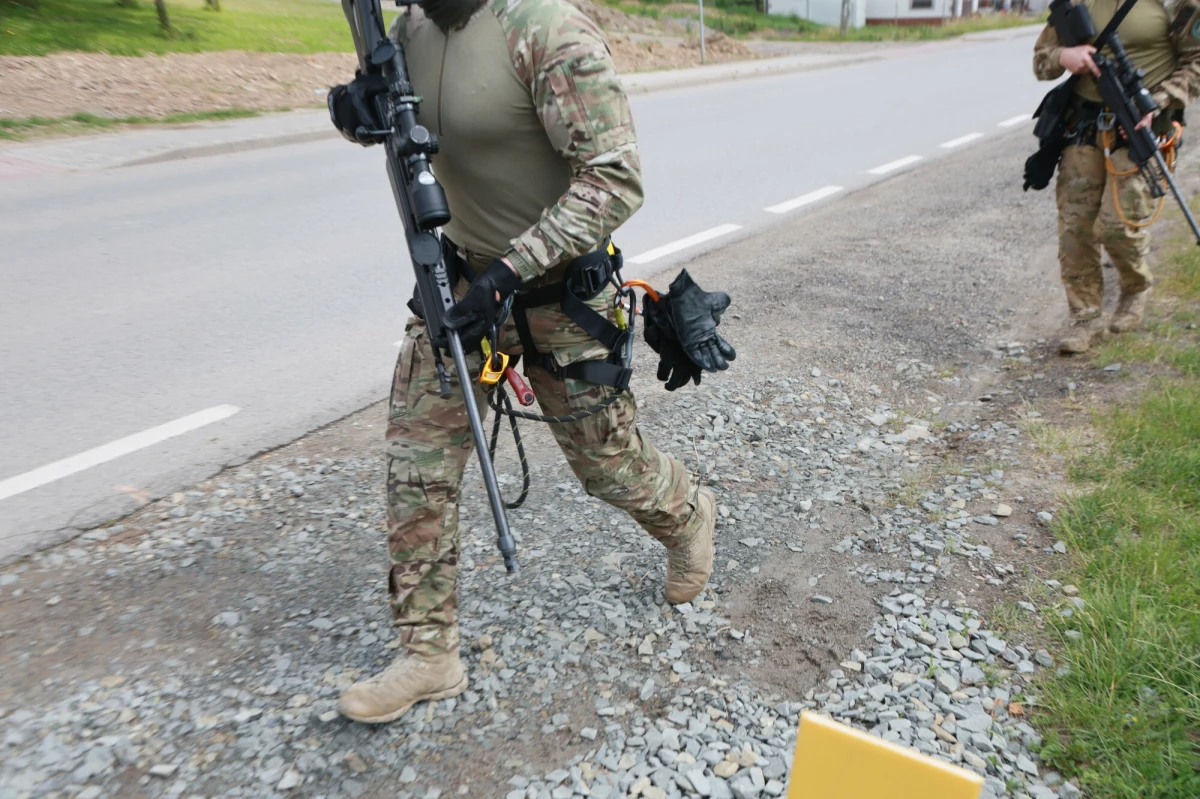 Tadeusz Duda nigdy nie był myśliwym - dowiedział się dziennikarz RMF FM Tomasz Skory w Polskim Związku Łowieckim. "Nawet nie próbował zostać członkiem naszego związku. Sprawdziliśmy dane do 40 lat wstecz" - twierdzi PZŁ, komentując pogłoski na temat sprawcy masakry, do której doszło w Starej Wsi koło Limanowej w Małopolsce. 57-latek często chodził z bronią do lasu i handlował dziczyzną. Podejrzewany jest o zastrzelenie młodego małżeństwa, swojej córki i zięcia, oraz postrzelenie teściowej. Czwarty dzień szuka go w okolicznych lasach ponad pół tysiąca funkcjonariuszy różnych służb, w tym kontrterroryści i wojsko. 