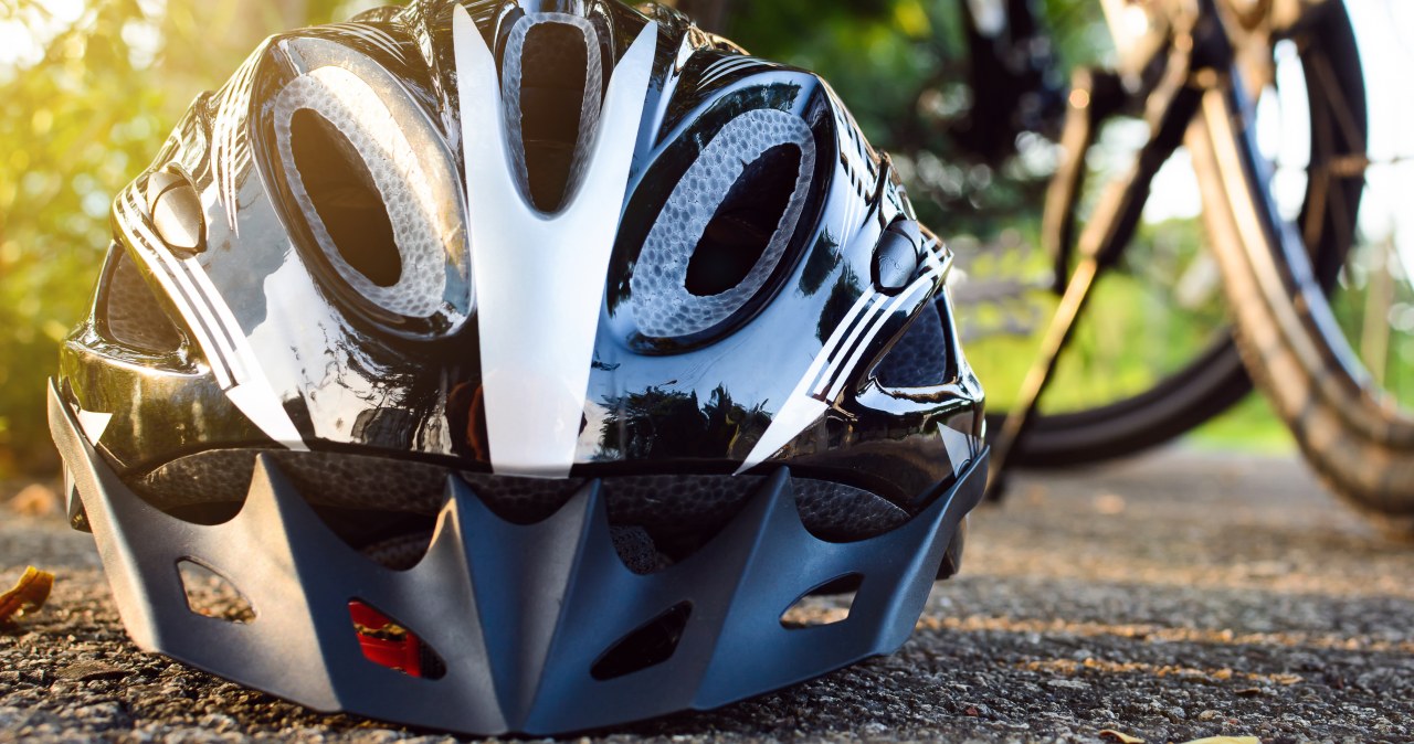 Kaski dla rowerzystów i hulajnogistów obowiązkowe? Rząd rozważa zmiany