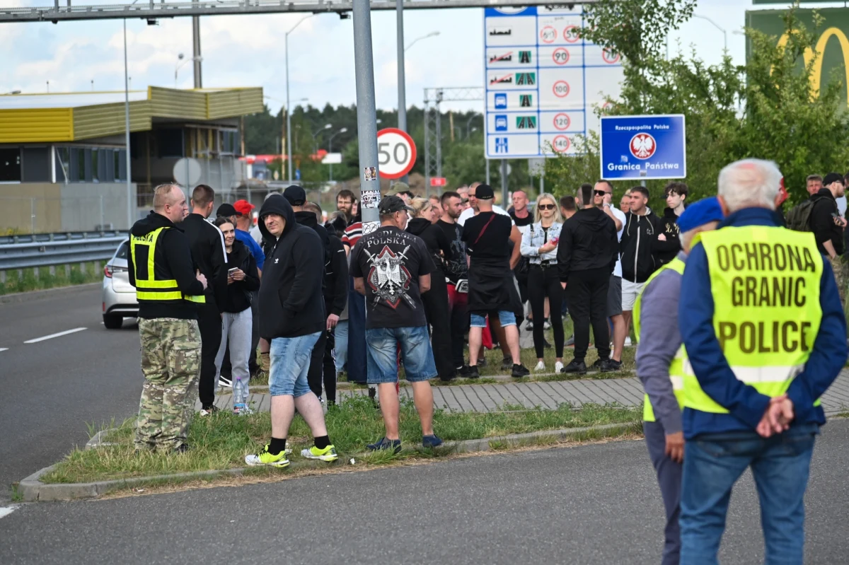 Niewykluczone, że Polska wprowadzi kontrole na granicy z Niemcami - o tym m.in. rozmawiali z premierem Donaldem Tuskiem szefowie MSWiA, straży granicznej, wojska i policji. Szef MSWiA Tomasz Siemoniak zaapelował w poniedziałek do wszystkich, którzy chcą bronić polskich granic, by wstępowali do Straży Granicznej. Dodał, że resort nie współpracuje z samozwańczymi patrolami obywatelskimi, których członkowie próbują "robić na granicy zadymę".