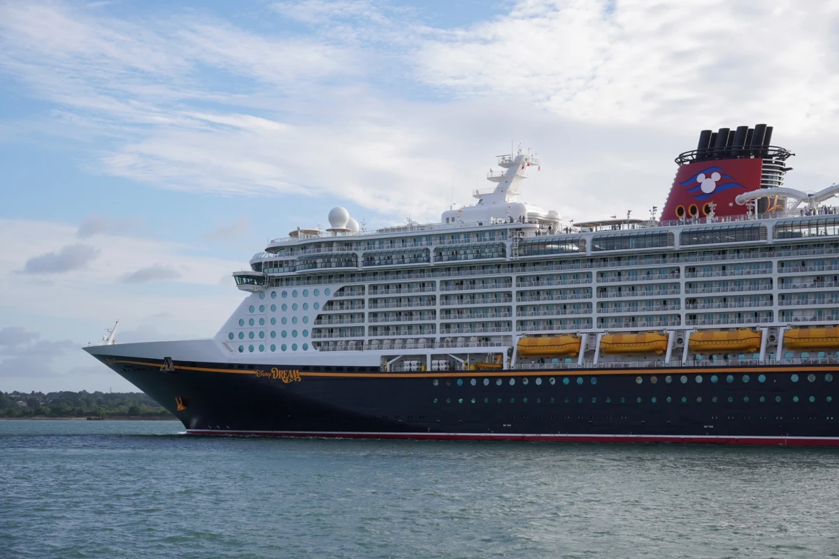 Niedzielny rejs luksusowego statku wycieczkowego Disney Dream zamienił się w scenę rodem z filmu akcji. Według relacji pasażerów, młoda dziewczynka wypadła za burtę z czwartego piętra pokładu, a jej ojciec natychmiast rzucił się na ratunek, skacząc za nią do wody. 