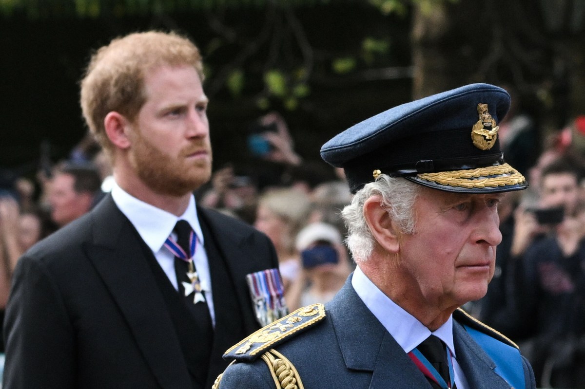 Król szykuje wielkie pojednanie z Harrym? Kulisy tajnych planów pogrzebu monarchy