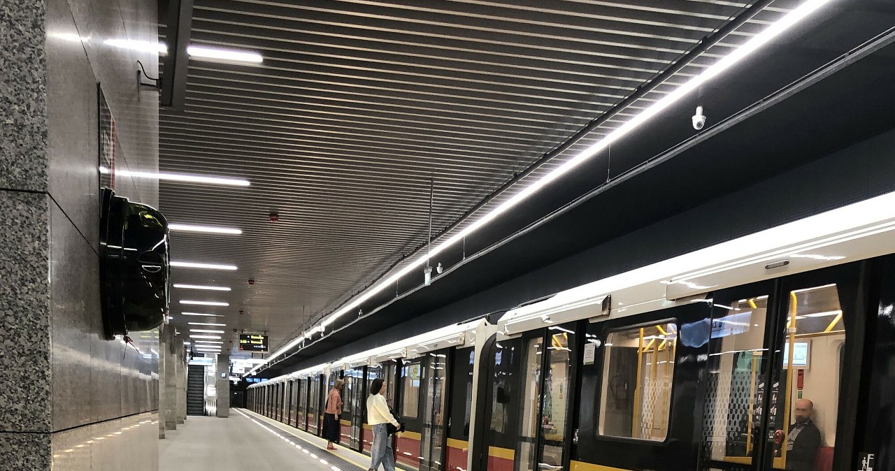 Warszawa. Pożar w Metrze. Odcięto dopływ prądu Warszawa. Pożar w Metrze. Odcięto dopływ prądu