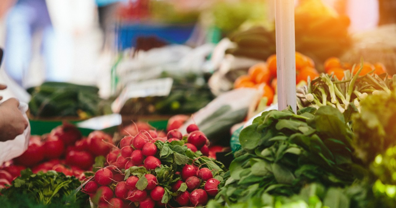 Wybierasz w ten sposób owoce i warzywa na targu? Zwróć na to uwagę