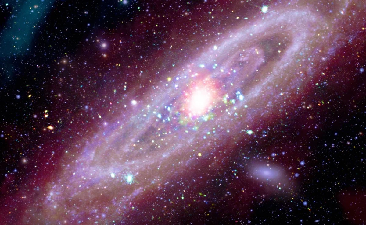 To prawdziwa gratka dla miłośników astronomii! NASA zaprezentowała niezwykłe zdjęcie naszej największej galaktycznej sąsiadki – Galaktyki w Andromedzie, znanej również jako M31. Fotografia jest efektem połączenia danych z wielu teleskopów naziemnych i kosmicznych, ukazując M31 w zupełnie nowym świetle. Zobacz, jak wygląda galaktyka oddalona od nas o 2,5 miliona lat świetlnych!