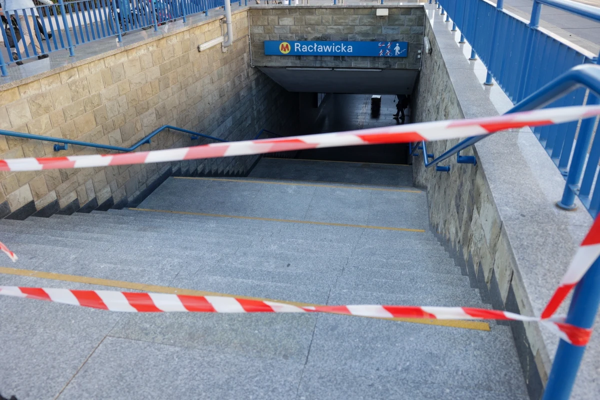 Potężne utrudnienia występują o poranku warszawskim metrze. To efekt nocnego pożaru. Prezydent Warszawy Rafał Trzaskowski poinformował o zwołaniu sztabu w Stołecznym Centrum Bezpieczeństwa.