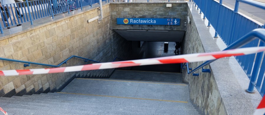 Potężne utrudnienia występują o poranku warszawskim metrze. To efekt nocnego pożaru. Prezydent Warszawy Rafał Trzaskowski poinformował o zwołaniu sztabu w Stołecznym Centrum Bezpieczeństwa.