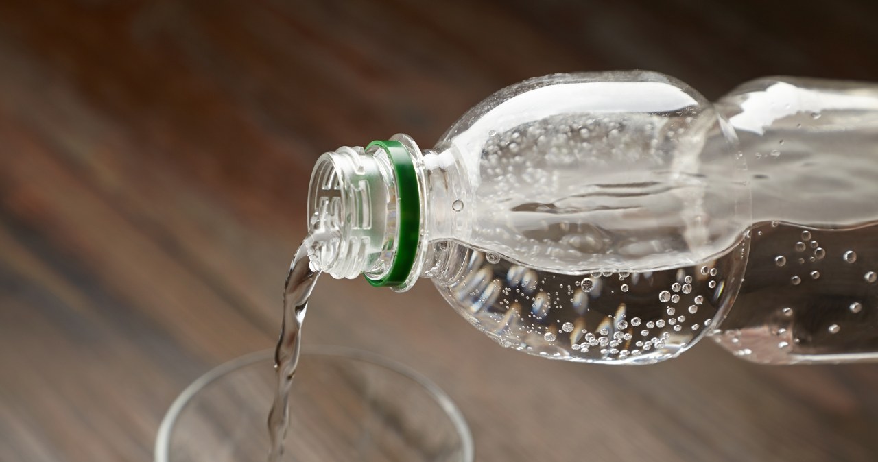 Czy warto pić wodę gazowaną? Oto jak wpływa na zdrowie