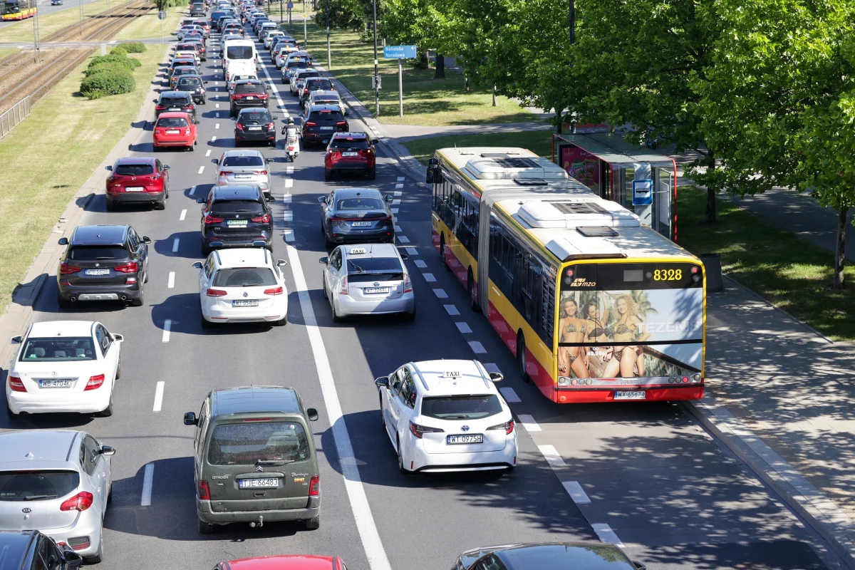 W warszawskim ratuszu zakończyło się już posiedzenie sztabu kryzysowego zwołane w związku z nocnym pożarze w metrze. Mieszkańcy stolicy cały czas mierzą się z dużymi utrudnieniami komunikacyjnymi. Pierwsza linia metra wciąż nie kursuje na całej trasie. Wprowadzono komunikację zastępczą. Cała komunikacja miejska w Warszawie działa dziś w trybie awaryjnym.