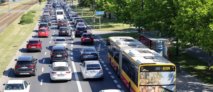 W warszawskim ratuszu zakończyło się już posiedzenie sztabu kryzysowego zwołane w związku z nocnym pożarze w metrze. Mieszkańcy stolicy cały czas mierzą się z dużymi utrudnieniami komunikacyjnymi. Pierwsza linia metra wciąż nie kursuje na całej trasie. Wprowadzono komunikację zastępczą. Cała komunikacja miejska w Warszawie działa dziś w trybie awaryjnym.