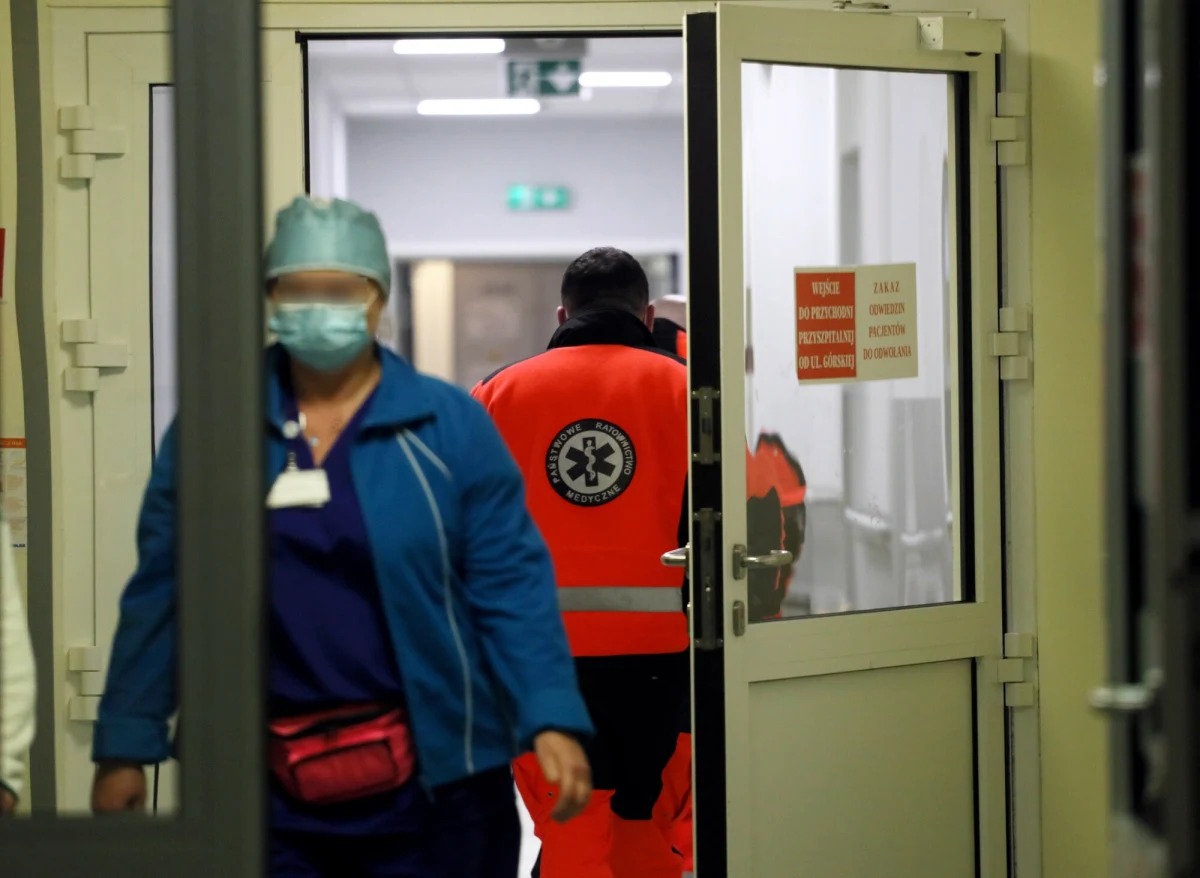 Od 1 lipca pensje minimalne lekarzy, pielęgniarek, farmaceutów, diagnostów i opiekunów medycznych poszły w górę o 14,34 proc. To największa od lat podwyżka, która obejmuje tysiące osób zatrudnionych w szpitalach i przychodniach w całej Polsce. 