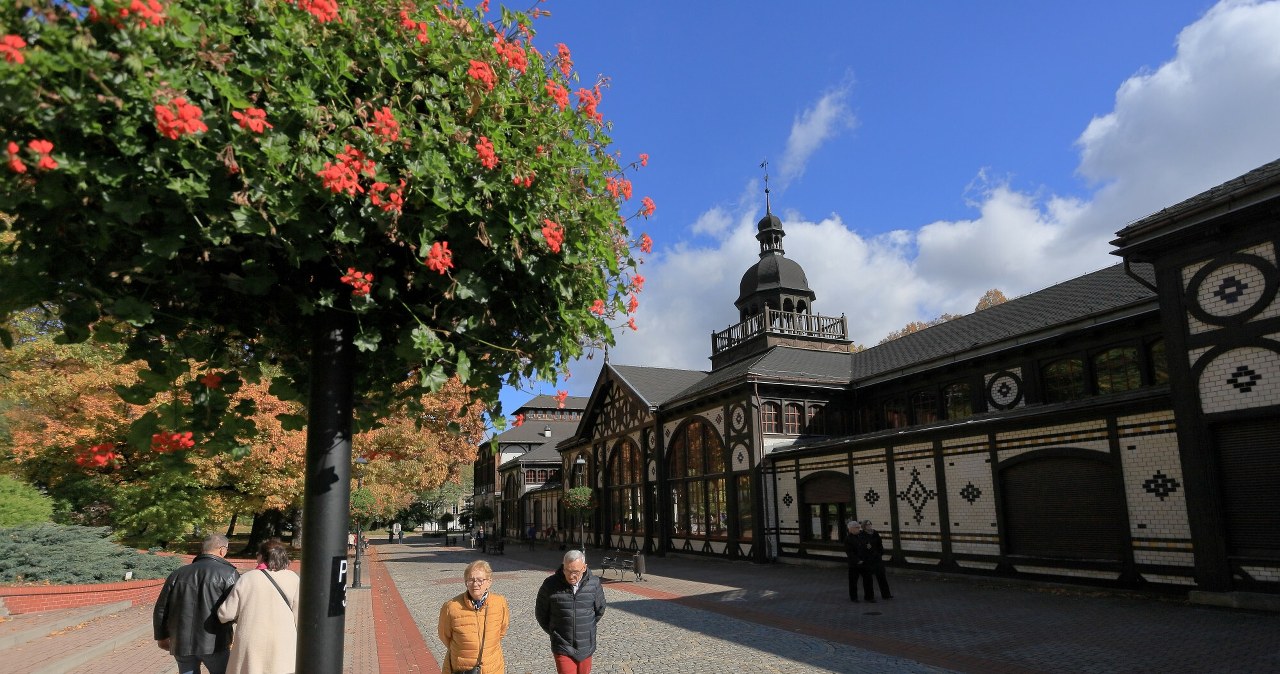 Malownicze uzdrowisko ukryte wśród gór. Idealne na letni wypoczynek