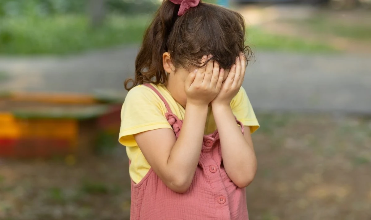 Około 1200 maluchów zostanie przebadanych pod kątem ewentualnych infekcji. To konsekwencja postawienia zarzutów gwałtów mężczyźnie, który przez lata pracował w przedszkolach w Melbourne w Australii. 