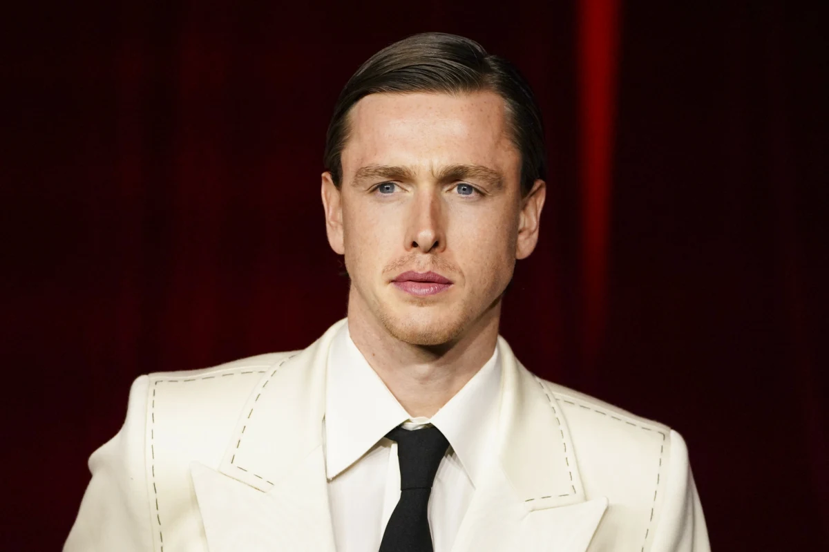 ​Przygotowania do kolejnej odsłony bondowskiej sagi nabierają tempa. Niedawno dowiedzieliśmy się, że za kamerą nadchodzącego obrazu stanie Denis Villeneuve, twórca "Diuny" i "Labiryntu". Najnowsze doniesienia wskazują tymczasem, że producenci i reżyser są coraz bliżej ustalenia, kto sportretuje Agenta 007. Kto ma szansę na angaż? 