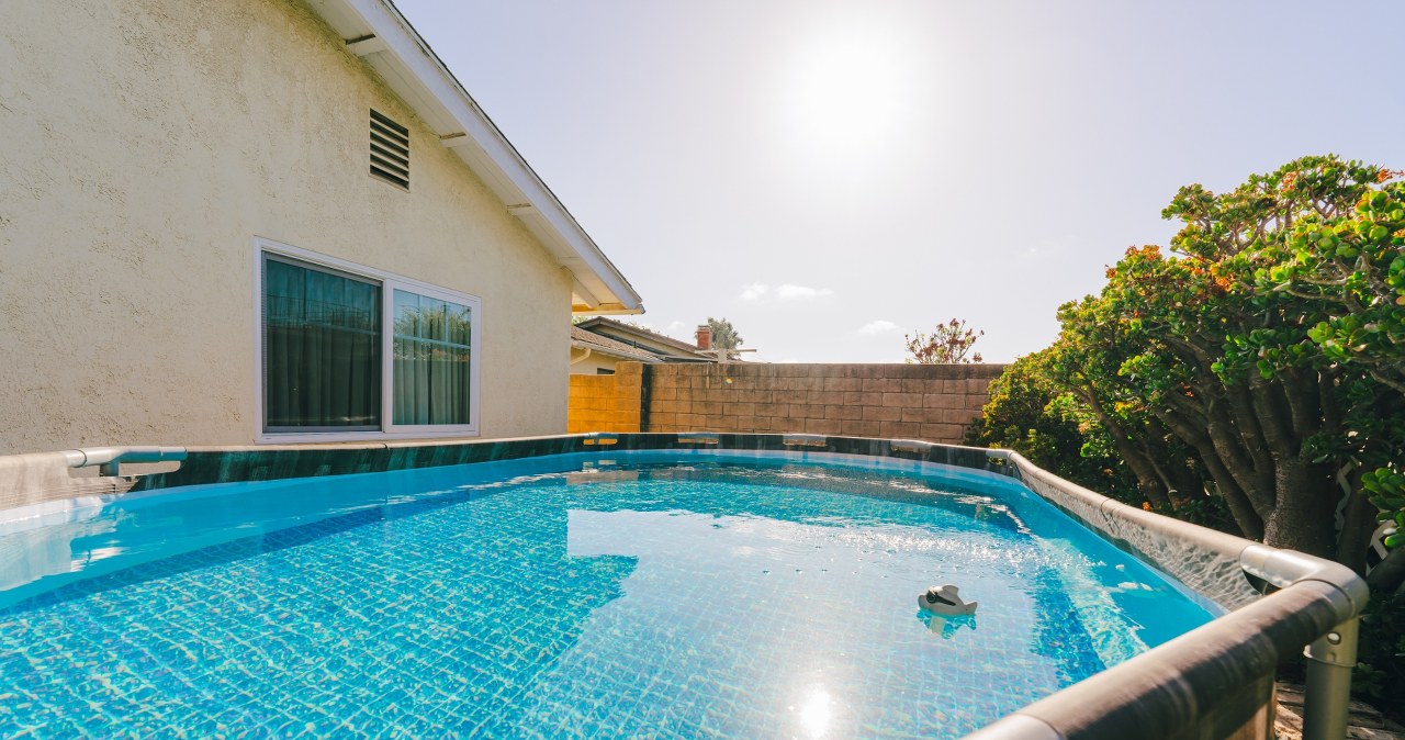 Nie wylewaj wody z basenu. Te triki przywracają czystość w kilka godzin