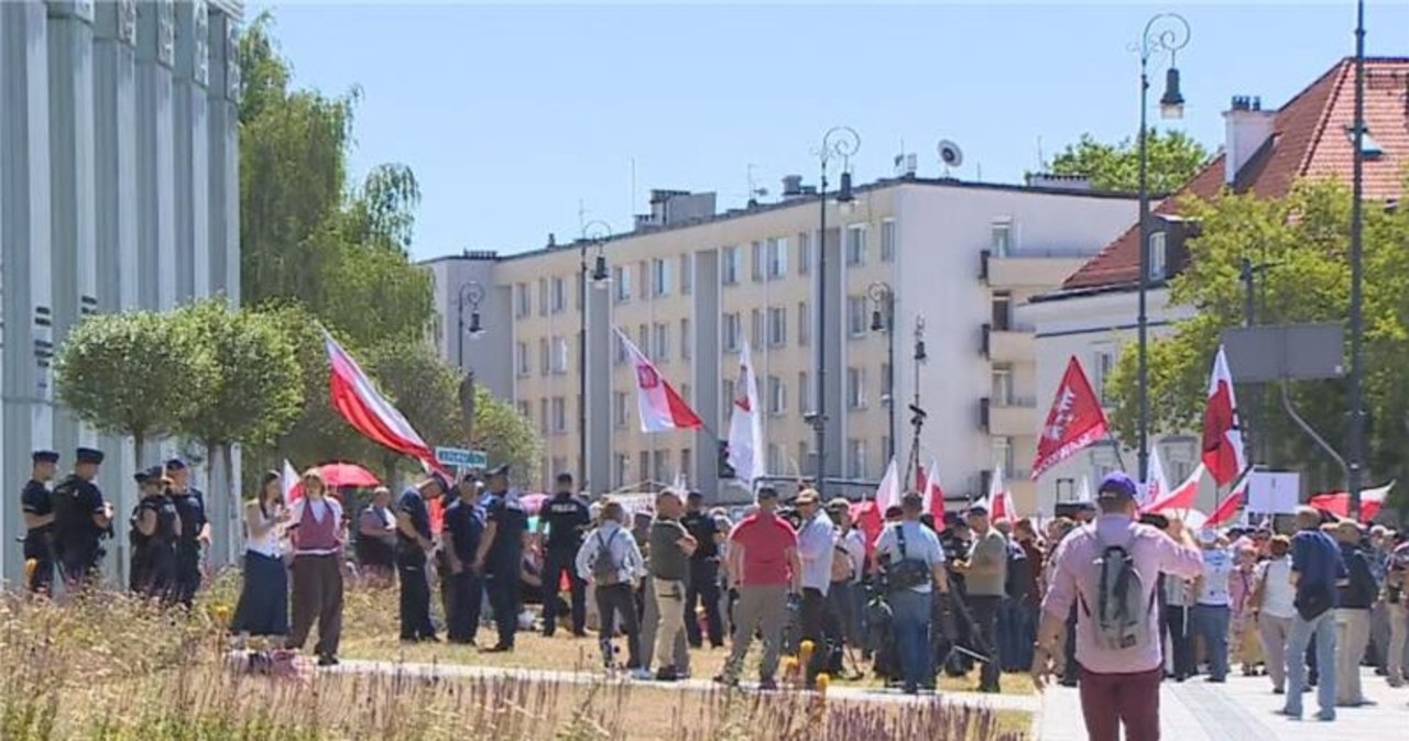 Tłum przed Sądem Najwyższym. Manifestanci czekają na decyzję