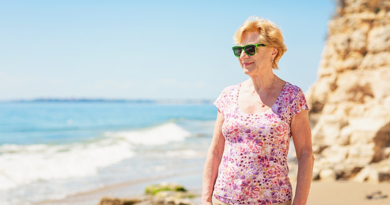 Wakacyjne zniżki dla seniorów. Na co mogą liczyć z legitymacją lub kartą?