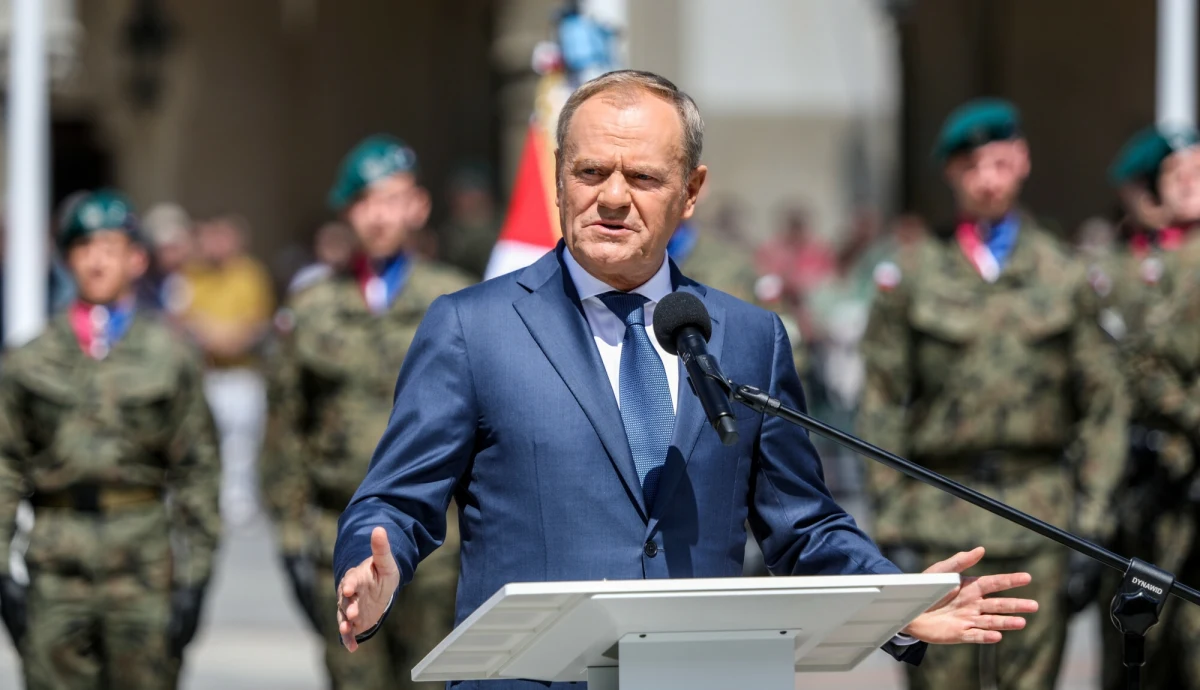 Od 1 lipca funkcjonariusze policji, straży pożarnej oraz straży granicznej otrzymają nowe świadczenie mieszkaniowe. Dodatek, którego wysokość wyniesie od 900 do 1800 zł miesięcznie, ma poprawić sytuację materialną mundurowych i ograniczyć odpływ doświadczonej kadry ze służb. Nowy system wzorowany jest na rozwiązaniach obowiązujących w wojsku.
